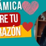 Cartel colorido con la frase Dinámica Abre tu Corazón y una persona mostrando una manualidad con botella, Actividades y Manualidades Divertidas del Sagrado Corazón para Niños