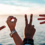 ¿Qué dice la Biblia sobre las malas amistades? Descubre la verdad aquí