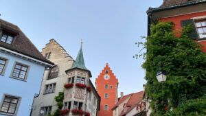 Calles de un pueblo europeo con fachadas coloridas y torre de reloj que invita a la pregunta ¿Qué revela la Biblia sobre el año 2022?