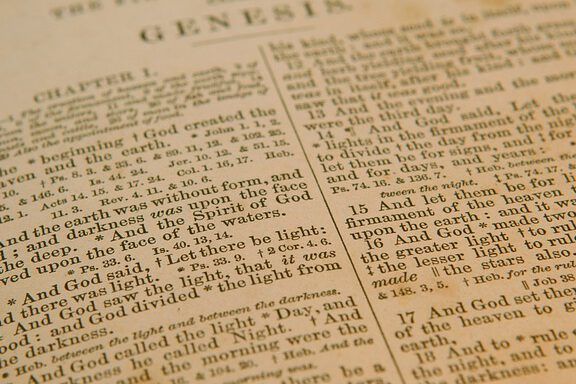 ¿Qué revela la Biblia sobre el futuro en los próximos 50 años? Imagen de una Biblia abierta mostrando el texto impreso del libro de Génesis.
