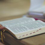 ¿Qué dice la Biblia sobre juzgar a los demás? Descubre la verdad aquí