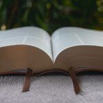 ¿Qué dice la Biblia sobre juzgar a los demás? Descubre la respuesta aquí
