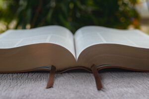 Biblia abierta con marcadores en primer plano, ¿Qué dice la Biblia sobre juzgar a los demás? Descubre la respuesta aquí