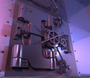 Puerta de bóveda metálica cerrada que simboliza riqueza y protección; La verdad sobre la codicia según la Biblia: ¿qué enseña realmente?