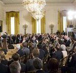 Sala de prensa elegante con un orador en podio, filas de periodistas y cámaras enfocando la escena; Vivir un día a la vez según la Biblia: ¿Qué enseña sobre esta práctica diaria?