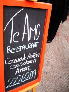 Pizarra de restaurante callejero con marco naranja y la palabra 'Te Amo', ¿Qué dice la Biblia sobre la humillación hacia los demás?