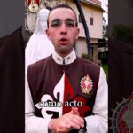 Persona con hábito religioso frente a una estatua de la Virgen, Descubre el Significado del Sagrado Corazón de Jesús para Niños