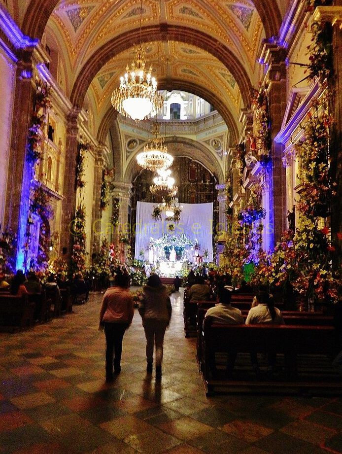 Iglesia ornamentada con arcos, candelabros, bancos y arreglos florales, Casarse con una mujer con hijos: ¿qué dice la Biblia al respecto?