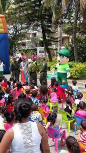 Niños en evento al aire libre con policías, payasos y personajes; ¿Qué enseña la Biblia sobre el respeto de los hijos hacia sus padres?