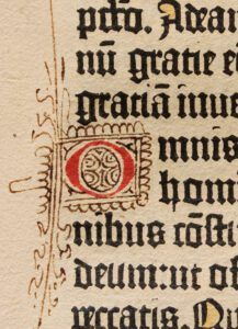Detalle de página impresa antigua con tipografía gótica y una inicial iluminada en rojo: La historia desconocida de la primera impresión de la Biblia: ¿Dónde y cuándo se imprimió por primera vez?