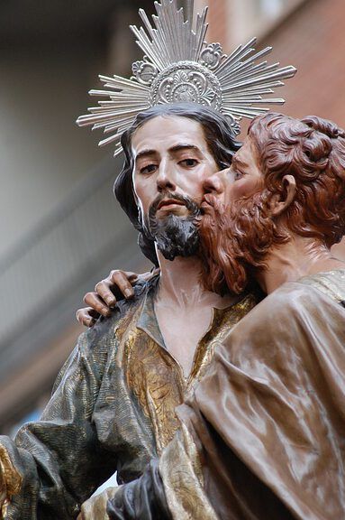 Escultura policromada del beso de traición entre Jesús y Judas; ¿Qué revela la Biblia sobre Judas Iscariote y su traición?
