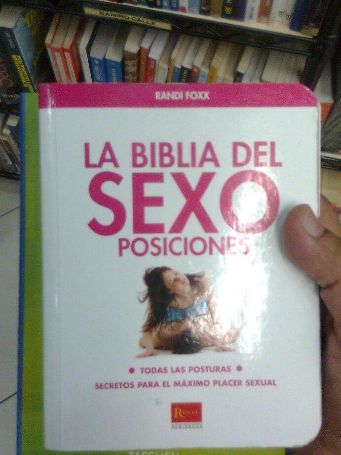 Portada de un manual ilustrado de posturas sexuales con letras grandes en rosa y una pareja en la cubierta, ¿Cuál libro de la Biblia omite el nombre de Dios?