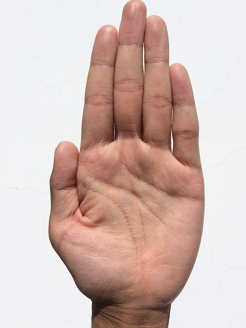 Palma abierta y dedos extendidos sobre fondo claro, ¿Es pecado ser zurdo? Lo que la Biblia revela sobre la mano izquierda.