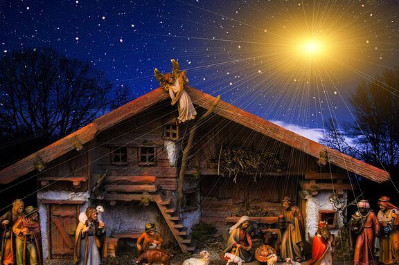 Pesebre navideño con María, José, el Niño en el pesebre, pastores, magos, un ángel en el tejado y una estrella brillante, ¿Qué revela la Biblia sobre el nacimiento de Jesús?