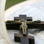 Descubre los secretos de la oración en la Biblia: todo lo que necesitas saber
