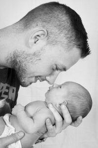 Padre sosteniendo con ternura a su recién nacido, Descubre los consejos de la Biblia para ser un buen padre