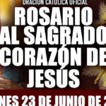 Representación del Sagrado Corazón y elementos de devoción para Cómo Enseñar el Sagrado Corazón de Jesús a Niños con Amor