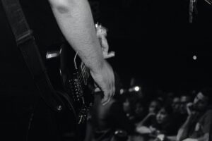 Guitarrista en primer plano durante un concierto nocturno: ¿Qué enseña la Biblia sobre la veneración de santos y vírgenes?