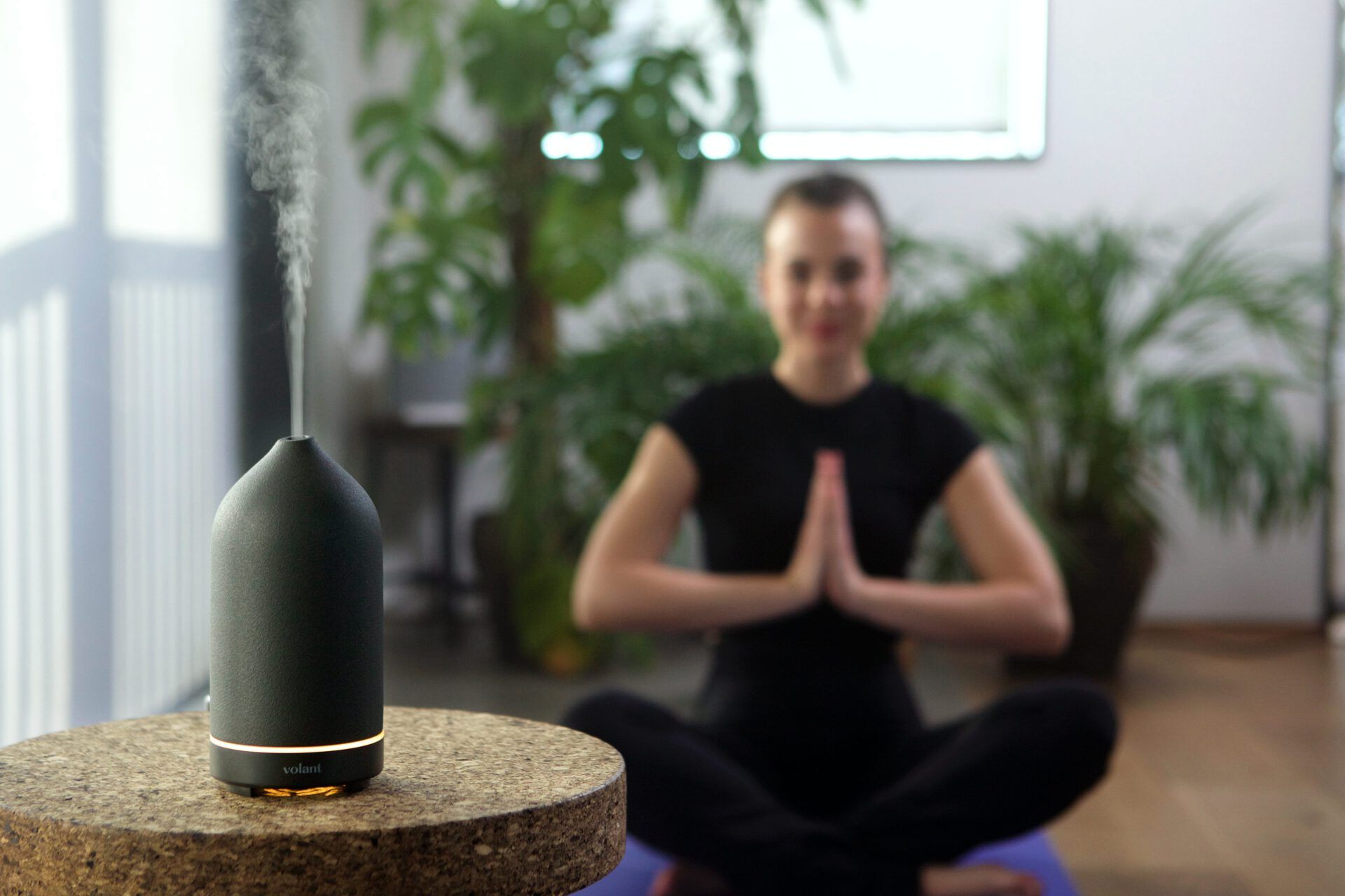 Mujer meditando frente a un difusor aromático en casa, en calma y reflexionando sobre ¿Es pecado casarse por segunda vez según la Biblia?
