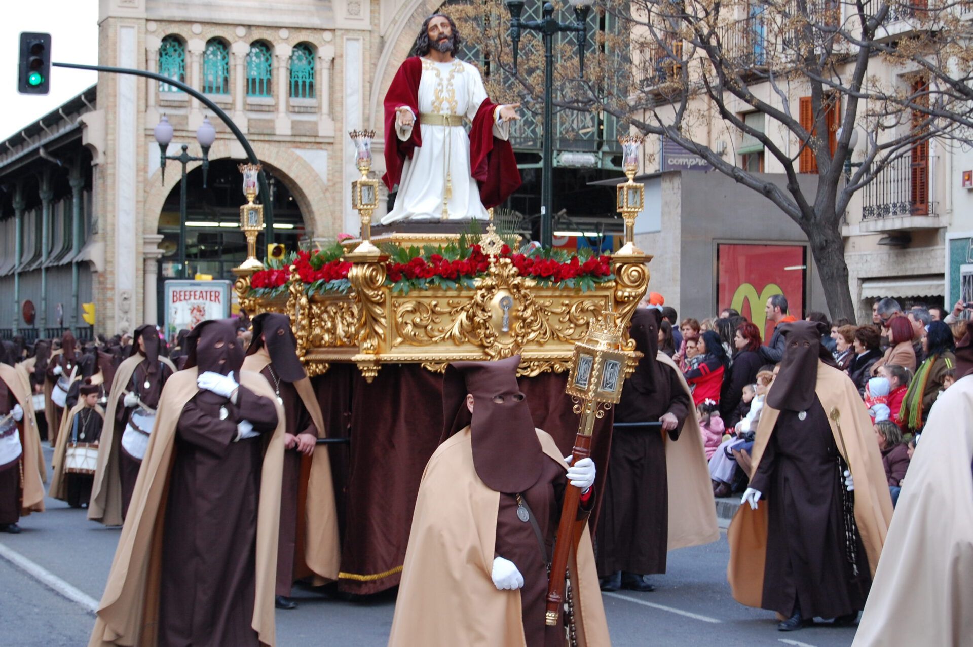 Procesión de Semana Santa con nazarenos y paso religioso que invita a la reflexión: ¿Es pecado tener relaciones sexuales en Semana Santa según la Biblia?