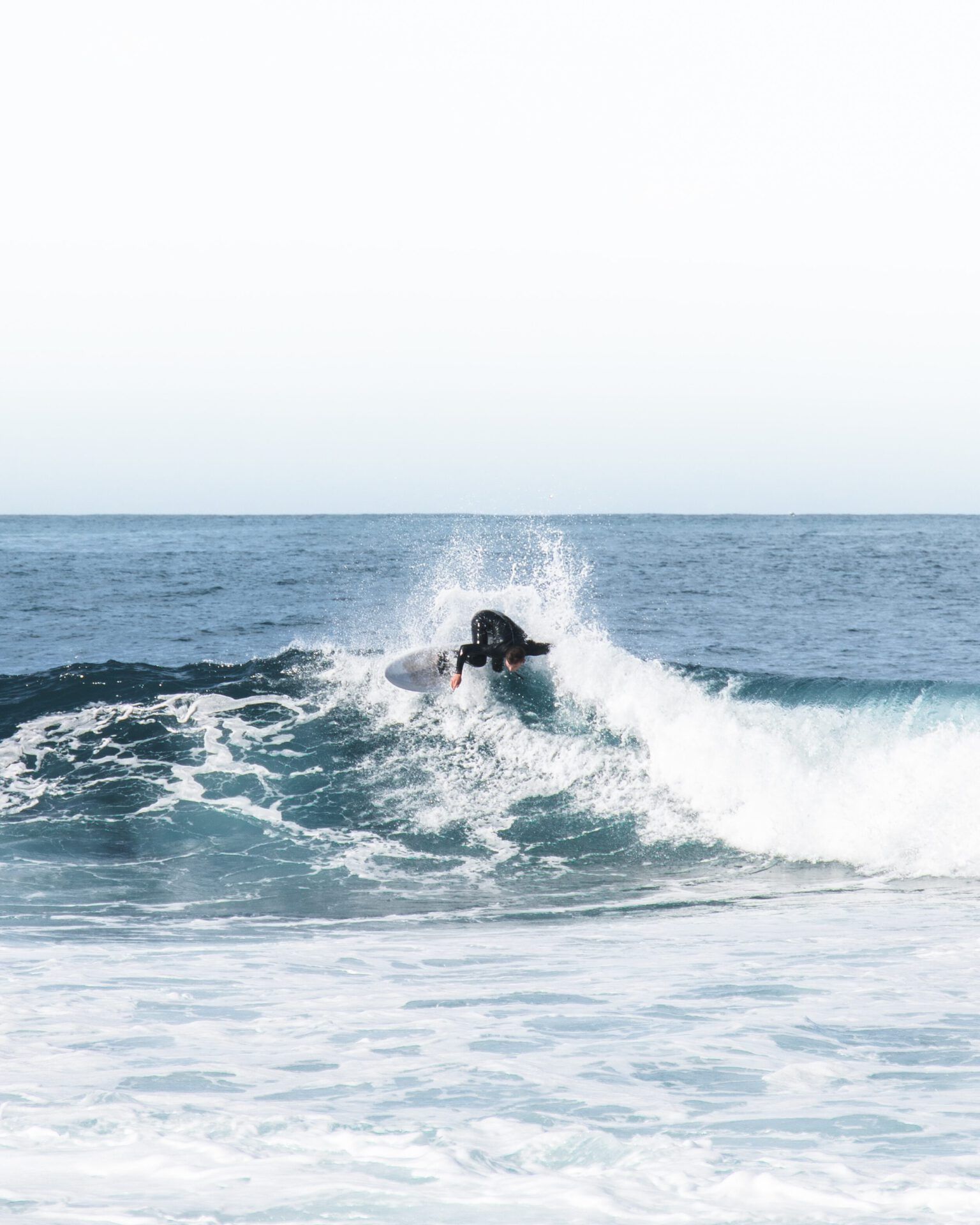 Surfista en neopreno sobre una ola rompiendo en el mar abierto, ¿Es pecado no querer tener hijos según la Biblia?
