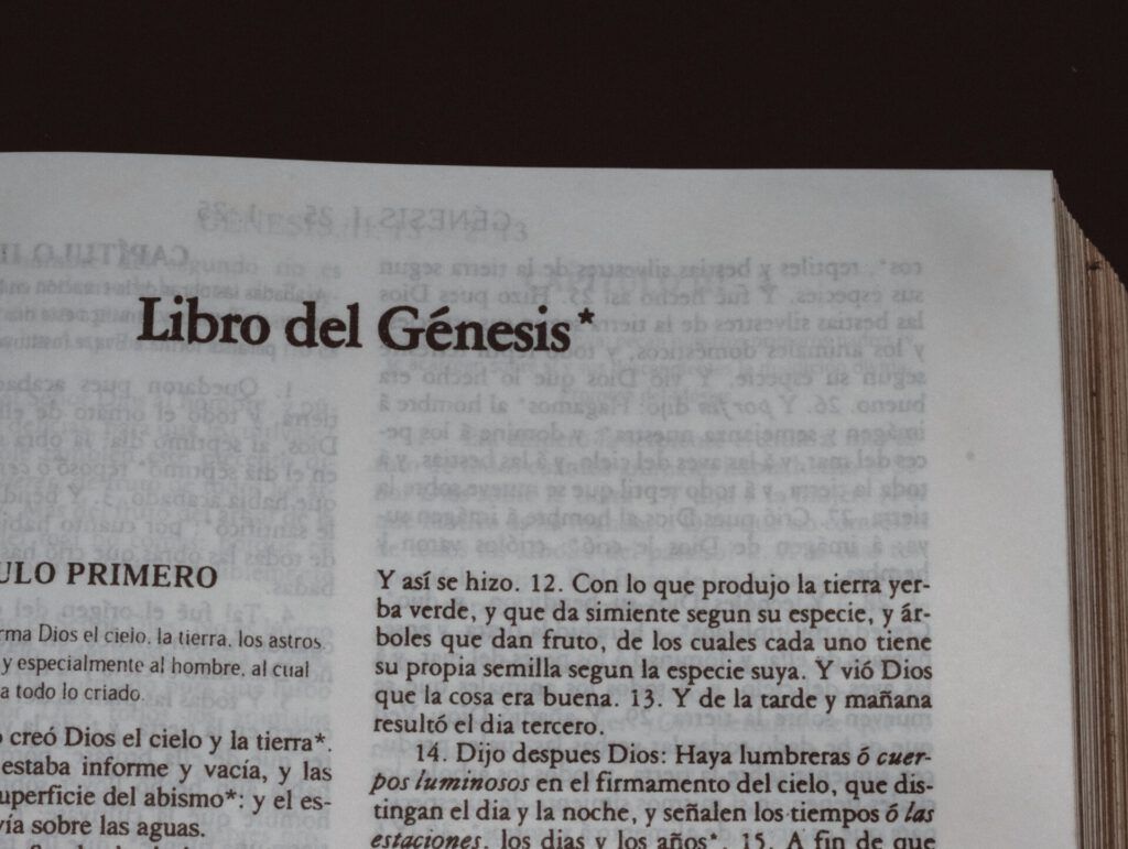 La tolerancia según la Biblia: ¿Qué enseña realmente? Imagen de una Biblia en español abierta que muestra el encabezado «Libro del Génesis» y texto impreso en columnas.