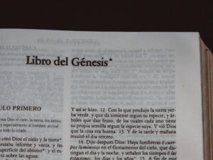 La tolerancia según la Biblia: ¿Qué enseña realmente? Imagen de una Biblia en español abierta que muestra el encabezado «Libro del Génesis» y texto impreso en columnas.