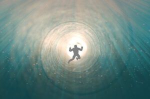Silueta humana entrando en un túnel de luz que evoca Lo que nos enseña la Biblia sobre la vida después de la muerte.